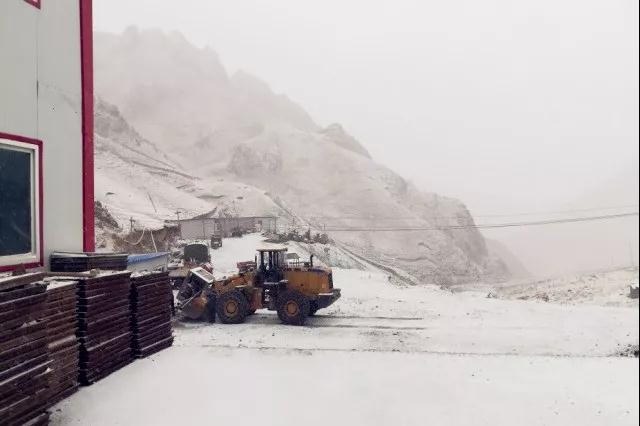 人間四月芳菲盡，山中春雪還復(fù)來