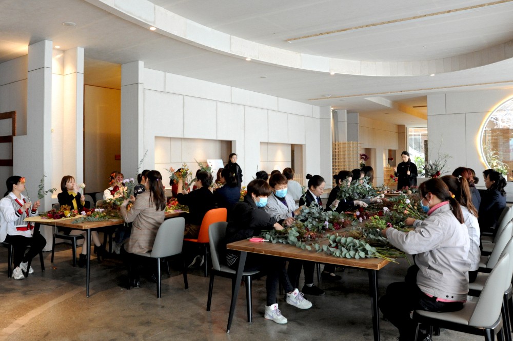 鮮花點(diǎn)綴節(jié)日｜洛陽開元集團(tuán)“三八節(jié)插花藝術(shù)”活動